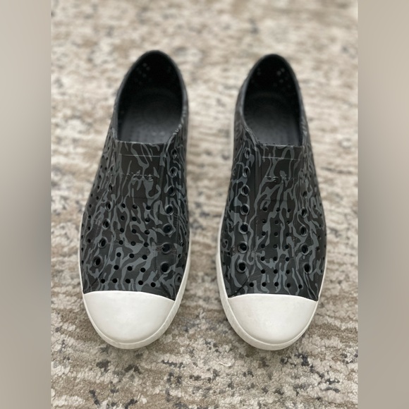 Native Jefferson Black Gray Slip On Sneaker Shoe Size 9 Yachting Resort Beach - Picture 3 of 6